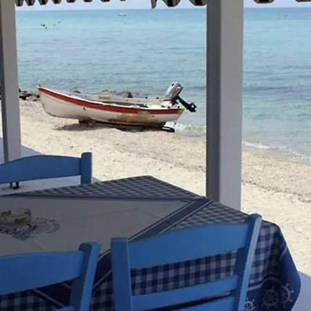 Euphoria Beachfront Дом отдыха Каландра
